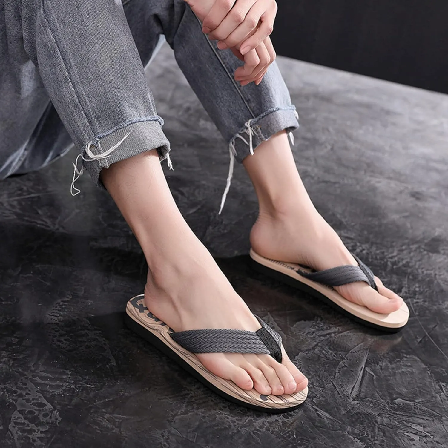Fashion Spring and Summer Men Flip Flops Flat Bottom Lightweight Non Slip Wood Grain Casual Beach Men's Flip Flops