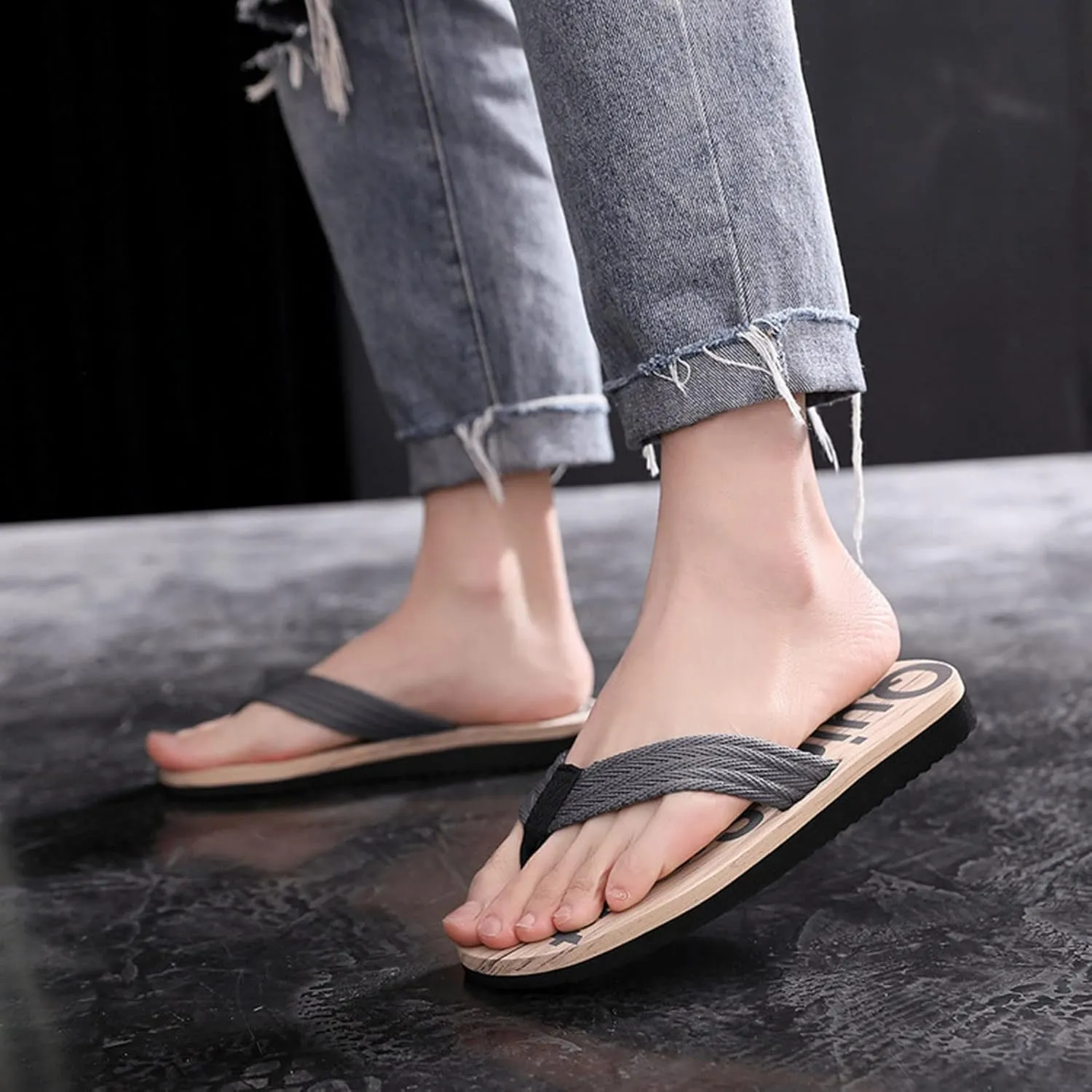 Fashion Spring and Summer Men Flip Flops Flat Bottom Lightweight Non Slip Wood Grain Casual Beach Men's Flip Flops