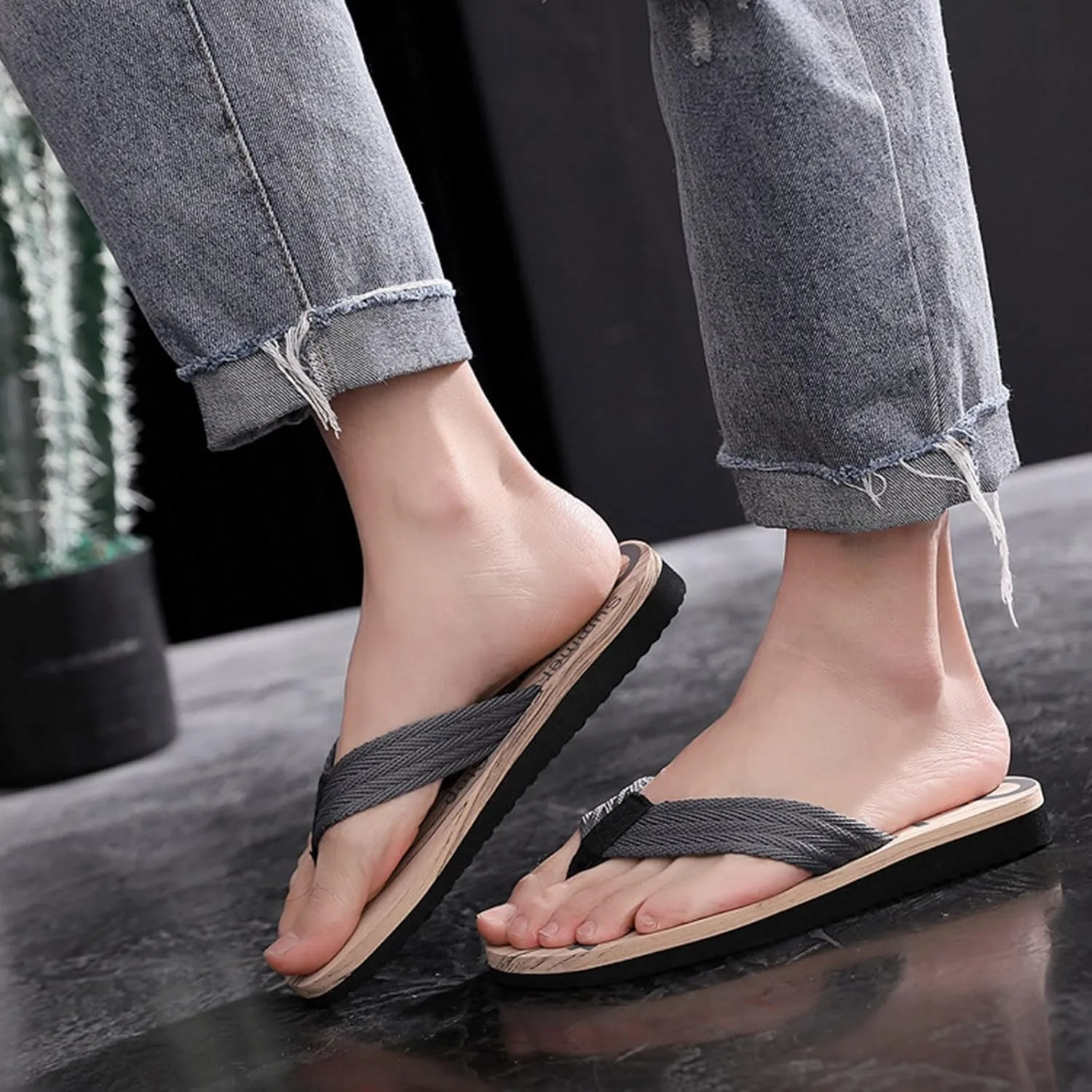 Fashion Spring and Summer Men Flip Flops Flat Bottom Lightweight Non Slip Wood Grain Casual Beach Men's Flip Flops