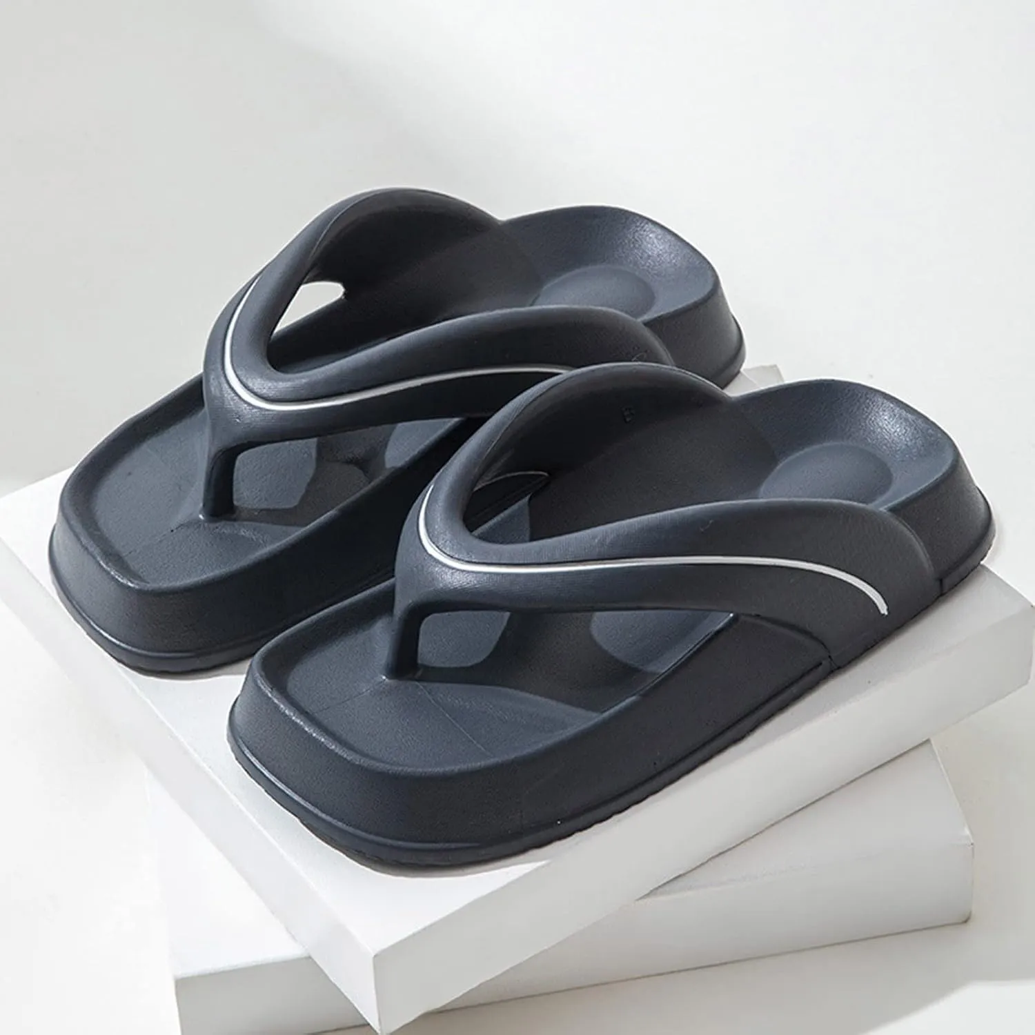 Men Flip Flops Fashionable Color Matching Slippers Indoor and Outdoor Comfortable Thick Soled Light Non Men Sandals
